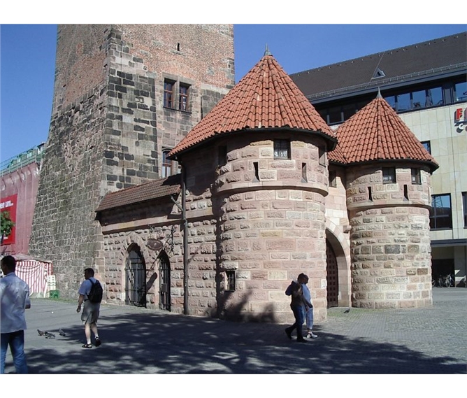 Krásy Švábska, Franků a Bavorska po stopách rodu Hohenzollernů 2021 - Německo - Norimberk - hradby s Bílou věží