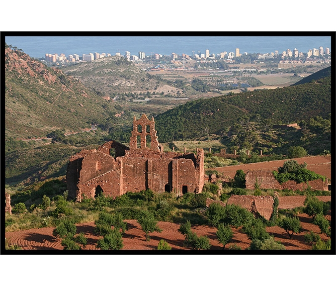 Španělská slavnost fiesta v Oropese - Španělsko - přírodní park Desierto de las Palmas - trosky kláštera karmelitánek