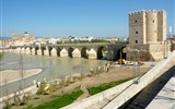 Jarní Andalusie, památky UNESCO, slavnosti a přírodní parky 2023 - Španělsko - Andalusie - Cordoba, římský most přes Guadalquivir, 331 m dlouhý