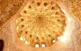 Jarní Andalusie, památky UNESCO, slavnosti a přírodní parky 2022 - Španělsko - Andalusie - Granada, Sala de las dos Hermanas, nahoře tzv.mocárabe, symbol jeskyně kde Mohamed obdržel korán