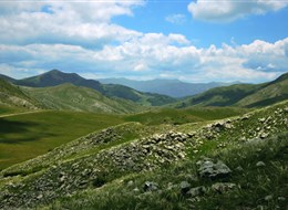 Makedonie - NP Mavrovo - část plochy tvoří náhorní planiny s vysokohorskými loukami