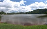 Sopky Auvergne, regionální přírodní park - Francie - Auvergne - Lac Chambon, vzniklo přehrazením řeky výbuchem sopky Tartaret