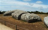 Bretaň a megality - Francie - Bretaň - rozlomený menhir v Locmariaquer