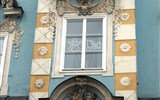 Perly Horních Rakous - Rakousko - Steyr, dům Hvězda, dole erb rodu Winterl, nahoře anděl s mandolinou, alegorie Sluchu