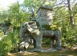 Itálie - Lazio - Bomarzo - Sacro Bosco - vítězný boj slona s římským vojákem, symbolem papežství