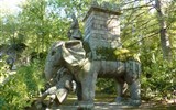 Zahrady Sacro Bosco (Svatý les) – Bomarzo - Itálie - Lazio - Bomarzo - Sacro Bosco - vítězný boj slona s římským vojákem, symbolem papežství