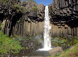 Island - NP Skaftafell - vodopád Svartifoss