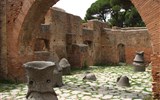 Ostia Antica - Itálie - okolí Říma - Ostia Antica, lávové mlýnské kameny