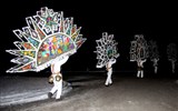 Noc glocknerů v Solné komoře - Rakousko - Glöcklerlauf, obří svítící čepice a kravské zvonce u pasu