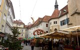 Adventní zájezdy - Štýrský Hradec - Rakousko - Štýrský Hradec - Franziskanerplatz, malý předvánoční trh s lodí kostela vpravo.