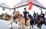 velikonoční slavnost - Německo - Šunov, velikonoční jízda, muži jsou oblečeni ve fracích s cylindy