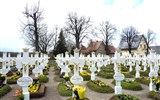 Velikonoce v Lužici, křižácké jízdy a jarní zahrady 2023 - Německo - Ralbicy, hroby na hřbitově se liší jen jménem a datem