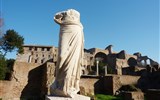 Řím, Capri, Neapol, Pompeje, Amalfi s koupáním 2022 - Itálie - Řím - Forum Romanum vždy zdobily krásné sochy