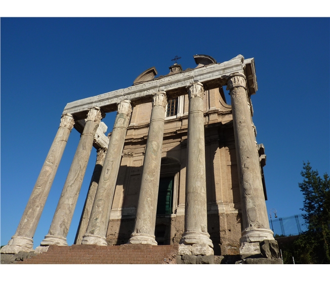 Řím, Vatikán, zahrady Tivoli UNESCO - Itálie - Řím - Forum Romanum, chrám Antoniuse a Faustiny z roku 141