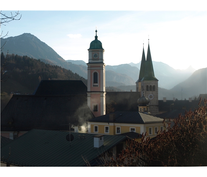 Léto v horách Bavorska a Rakouska - Rakousko - Berchtesgaden - kostel sv.Ondřeje (1397) a sv.Petra (12.st) pod štíty alpských vrcholků