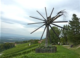 Rakousko - Štýrsko - Demerkogel, klapotec plaší ptáky, ale také prý zjemňuje chut vína