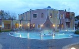 Do Štýrska za vínem, přírodou, architekturou, koupáním a Hundertwasserem - Rakousko - Bad Blumau, magické kouzlo podvečera