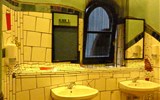 Bad Blumau, Hundertwasserovy lázně - Rakousko - Bad Blumau, pánské toalety a umývárny mají Hundertwasserův nenapodobotelný rukopis