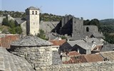 Languedoc, katarské hrady, moře Lví zátoky a kaňon Ardèche letecky 2021 - Francie - Languedoc - La Couvertoirade, místo kde se zastavil čas