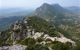 Languedoc, katarské hrady, moře Lví zátoky a kaňon Ardèche letecky 2023 - Francie - Languedoc - Quéribus střežil průsmyk Grau de Maury mezi údolími Maury a Verdoble