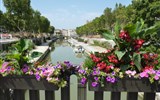 Languedoc, katarské hrady, moře Lví zátoky a kaňon Ardèche letecky 2023 - Francie - Languedoc - Narbonne, Canal de la Robine, 2 km větev Canal du Midi z Aude