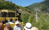 Languedoc a Roussillon, země moře, hor a katarských hradů s koupáním 2022 - Francie - Languedoc - Train Jaune, vjíždíme do jednoho z 19 tunelů na trati dlouhé 63 km