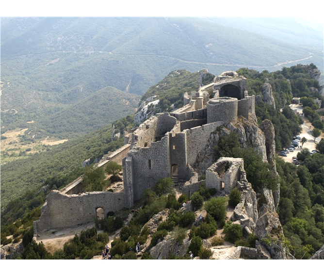 Languedoc a Roussillon, země moře, hor a katarských hradů s koupáním 2022 - Francie - Languedoc - Peyrepertuse, střední část hradu s kostelem a starým palácem