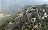 Languedoc, katarské hrady, moře Lví zátoky a kaňon Ardèche letecky 2023 - Francie - Languedoc - Peyrepertuse, střední část hradu s kostelem a starým palácem