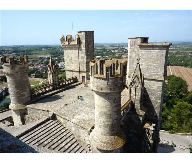 Languedoc, katarské hrady, moře Lví zátoky a kaňon Ardèche letecky 2023 - Francie - Languedoc - Béziers, na střeše katedrály St.Nazaire