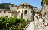 Languedoc, katarské hrady, moře Lví zátoky a kaňon Ardèche letecky 2023 - Francie - Saint Guilhelm le Desert, Abbaye de Gellone, založeno 804