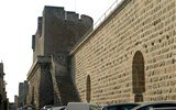Languedoc, katarské hrady, moře Lví zátoky a kaňon Ardèche letecky 2023 - Francie - Languedoc - Aigues-Mortes, hradby 1.650 m dl, post. 1272-1300 za Filipa III. a IV.