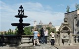 Nejkrásnější zahrady krajů Lazio a Umbrie, Den květin ve Viterbu 2022 - Itálie - Lazio 660 - Viterbo, Palazzo Comunale, terasa s fontánou, 1626, vzadu S.S.Trinita, 1725-45