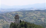 Řím, Orvieto, Perugia a koupání v Rimini - San Marino - věž Montale, 14.soletí