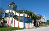 Hundertwasser - Rakousko - Štýrsko - Bad Fischau, Autogril Austria AG, na A2 cca 40 km od Vídně