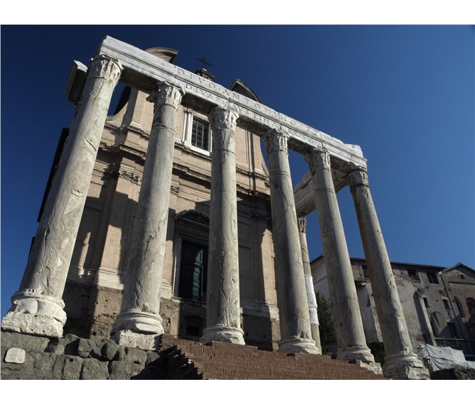 Řím, Vatikán, Orvieto, po stopách Etrusků letecky 2023 - Řím - Forum Romanum -  chrám Antonina a Faustiny, 141 n.l, pův. pro manželku Faustinu, po smrti i pro císaře Antonina