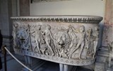 Řím, věčné město a Vatikán letecky 2023 - Řím - Vatikánská muzea -  sarkofág bazénového typu (lenos), cca 150 n.l, vyobrazení Dionýsových slavností