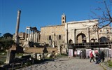 Řím, věčné město a Vatikán letecky 2023 - Řím - Forum Romanum - zleva sloup císaře Fóky, Saturnův a Vespasiánův chrám, oblouk Septima Severa
