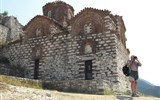 Památky UNESCO v zemích Balkánu - Albánie - Berat, kostel Svaté Trojice, 13.stol, nejstarší v citadele