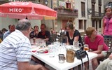 Gastronomie krajů Gaskoňsko a Languedoc - Francie - Languedoc - Villefranche, posezení u vína, zvlášť růžové je vynikající