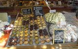 Kouzelné Lotrinsko, Alsasko, Vogézy a vinná stezka 2021 - Francie - Alsasko - Riquewihr, místní specialita Macarons de Riquewihr.