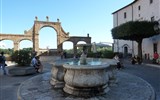 Pitigliano - Itálie - Lazio - Pitigliano, fontána delle Sette Canelle (vzadu), 1545, pro Medicejské, s 5 oblouky