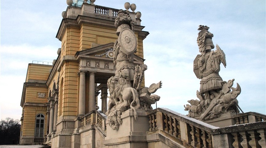 Vídeň, vodní zámek Laxenburg a zámek Hof na Velikonoce a výstava Roy Lichtensteina  Rakousko - Vídeň - Schönbrunn, Gloriette, 1775, na pamět vítězství v bitvě u Kolína