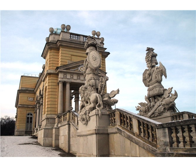 Velikonoční Vídeň, výstava Edvard Munch, Schönbrunn, Schloss Hof po stopách Habsburků 2022 - Rakousko - Vídeň - Schönbrunn, Gloriette, 1775, na pamět vítězství v bitvě u Kolína