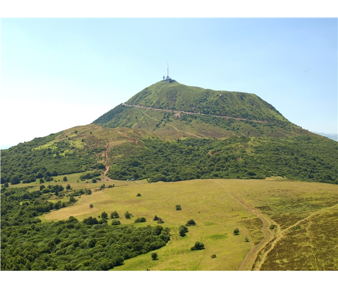 Francouzské sopky a památky kraje Auvergne 2021 - Francie - Auvergne - Puy de Dome, sopka typu Pelé, původně se jmenovala Mont d´Or