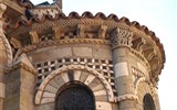 Francouzské sopky a kaňony kraje Auvergne letecky - Francie - Auvergne  - Clermont-Ferrand, Notre Dame, románské hlavice sloupů a mozaiky z černého a světlého kamene