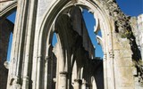 Tajemná Normandie a La Manche - Francie - Normandie - opatství Jumièges, zbytky románského kostela St.Pierre