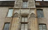 Opatství Cluny - Francie - Beaujolais - Cluny, palác Jacques d´Amboise, gotické kružby a květinový dekor, pozdně gotický