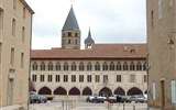 Opatství Cluny - Francie - Beaujolais - Cluny, benediktínské opatství s got.okny na fasádě papeže Gelasiuse