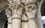 Tournus - Francie - Beaujolais - Tournus, sv.Philibert, hlavice sloupů arkád severního křídla ambitu
