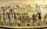 tapisérie z Bayeux - Francie - Normandie - Tapiserie z Bayeux, na lodě se nesou zásoby a zbraně